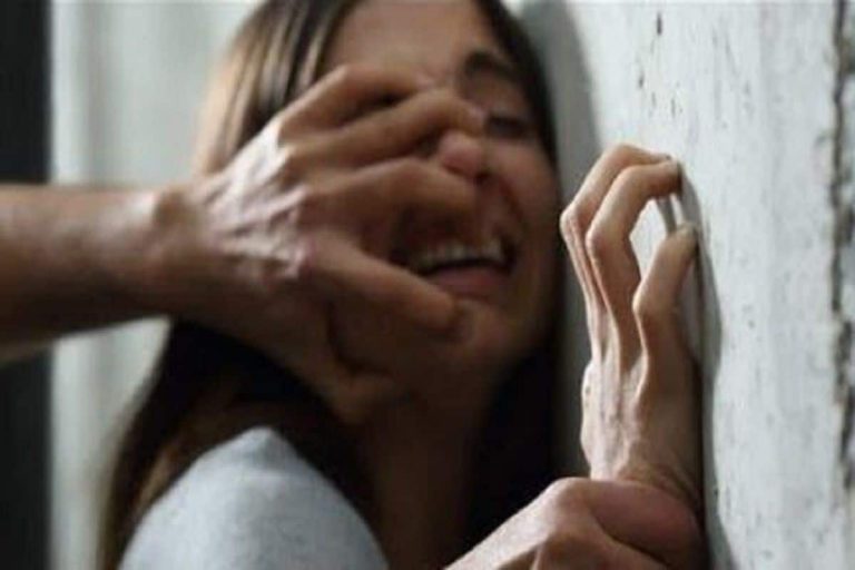 मौसा ने भतीजी से की छेड़छाड़, भतीजी के लिए पत्नी छोड़ने की कही बात