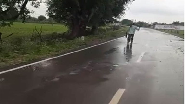 पिता ने कुल्हाड़ी से काटा बेटे का हाथ, बाइक को लेकर हुआ झगड़ा