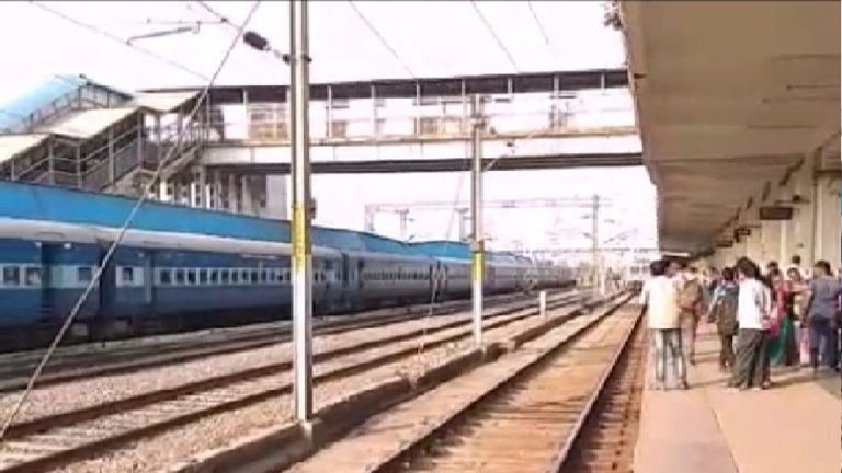 ट्रेन में से DIG अपना बैग छोड़कर किसी और का बैग लेकर उतरे