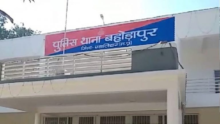 मजिस्ट्रेट की पत्नी से जेठ और ससुर ने सोने-चांदी के जेवर और कैश छीनकर घर से निकाल