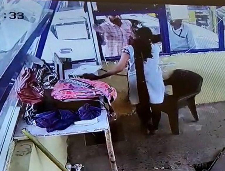 BJP नेता के भतीजे ने टोल मांगने पर महिला को थप्पड़ मारा, महिला ने चप्पलों से की पिटाई