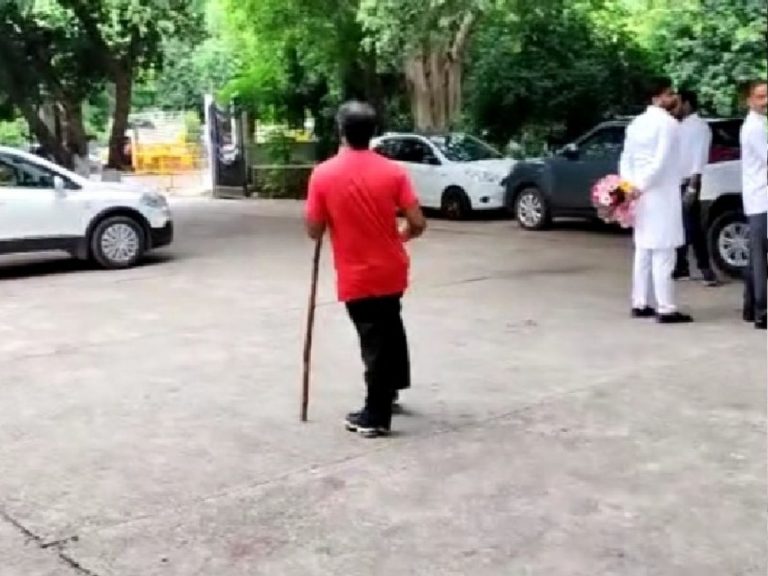 मनचला महिलाएं और लड़कियों को देखकर गाता है अश्लील गाने
