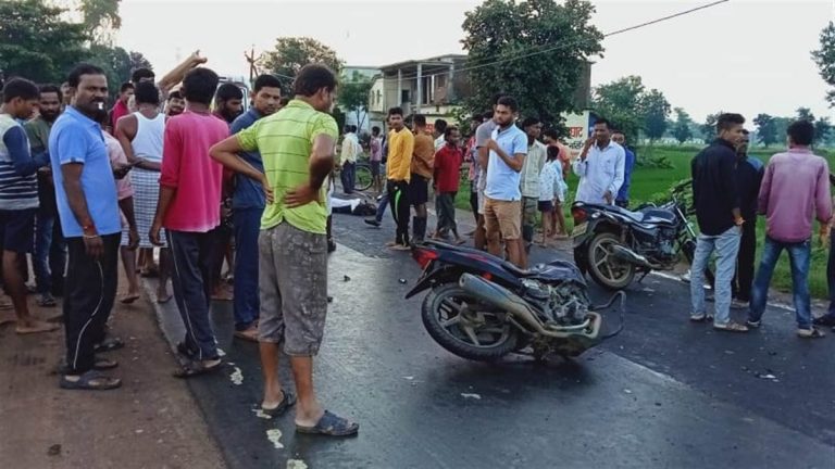 तेज रफ्तार वाहन ने मोटरसाइकिल को मारी टक्कर, युवक ने मौके पर तोड़ा दम