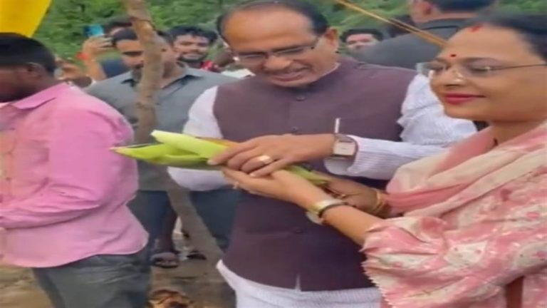 CM शिवराज ने रास्‍ते में गाड़ी रुकवाकर पत्नी के साथ लिया भुट्टे का आनंद