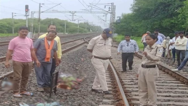 पिता ने तीन बच्चों के साथ ट्रेन के सामने कूदकर दी जान