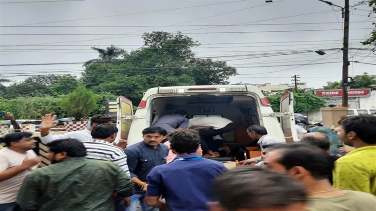 स्कूल बच्चों से भरी वैन ट्रक से टकराई, दो की मौके पर ही मौत, 8 घायल