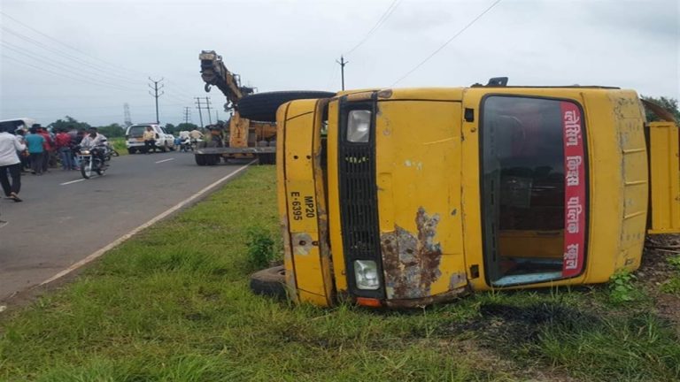 भीषण सड़क हादसा, 19 बच्चों से भरी स्कूल बस पलटी