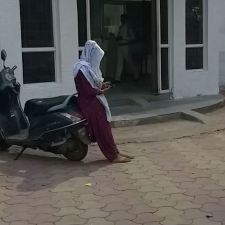 बहु के साथ चचिया ससुर ने किया रेप, मुंह से आवाज निकालने पर दबाया मुंह