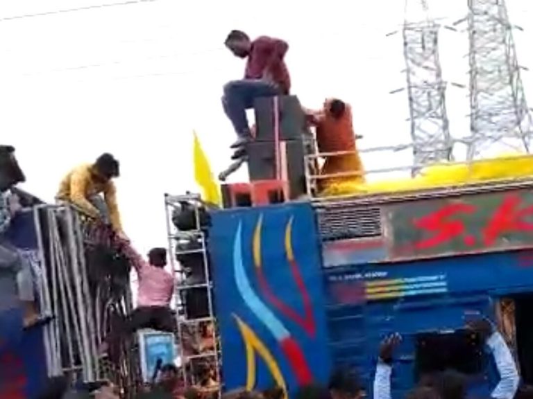 वाहन पर चढ़कर कावड़िया डीजे पर डांस कर रहे थे, करंट से एक की मौत चार झुलसे