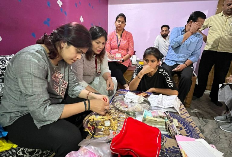 EOW ने सेवा सहकारी समिति के सहायक प्रबंधक घर और कार्यालय मारा छापा