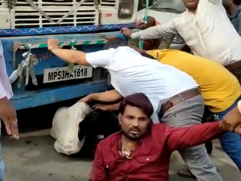 ट्रक और बुलेट की जबरदस्त भिड़त, ट्रक ने दो युवकों को कुचला