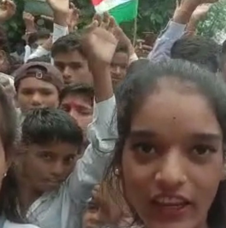 अवैध शराब के विरोध में सड़कों पर उतरे स्कूल के छात्र छात्राएं