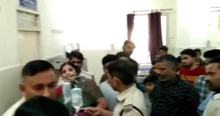 दो पक्षों में जमकर हुई मारपीट, Ti को भी गालियां देते हुए मारने के लिए दौड़े