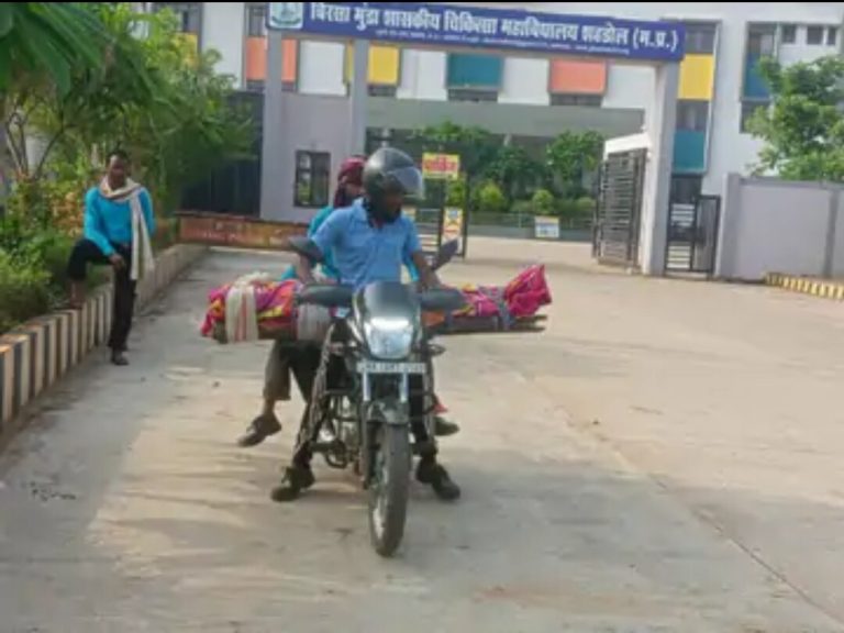 शव वाहन नहीं मिले से दो भाई अपनी मां को बाइक पर रखकर ले गए अस्पताल