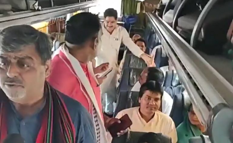 बाड़ाबंदी से बचाने के लिए भाजपा ने पार्षदों को भेजा दिल्ली
