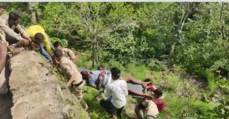 पंचमढ़ी में सेल्फी लेते समय 20 फीट गहरी खाई में गिरा श्रद्धालु