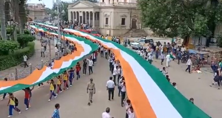 स्कूली के 1,500 बच्चे ने निकली 1,111 मीटर लंबे ध्वज के साथ तिरंगा यात्रा