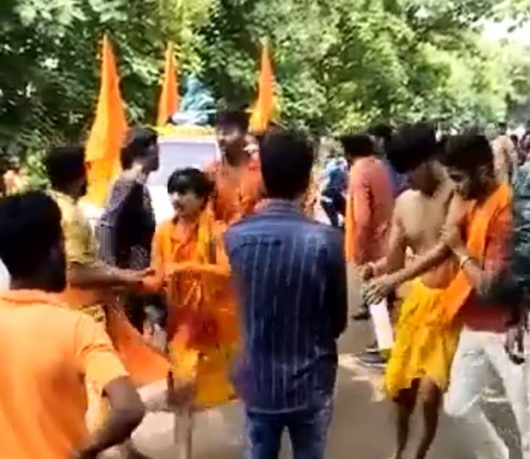 होटल के कर्मचारियों ने कावड़ियों के साथ की मारपीट, आठ घायल, तीनों थाने की पुलिस पहुंची
