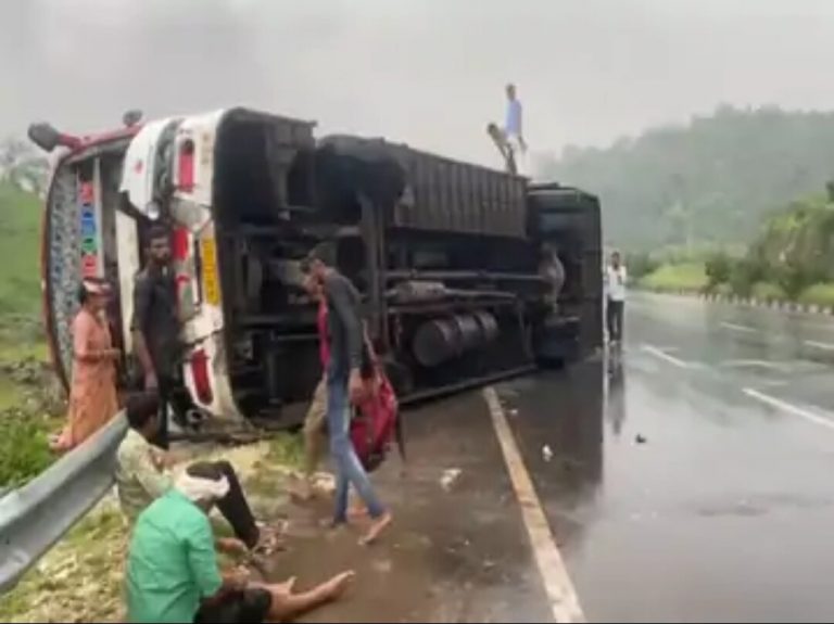 ग्वालियर से गुजरात जा रही बस राजस्थान में पलटी, 3 यात्रियों की मौत, एक दर्जन लोग घायल