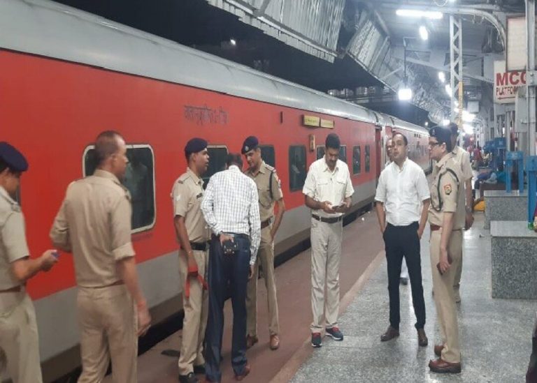 AP एक्सप्रेस में बम की सूचना मिलते ही यात्री दहशत में आए