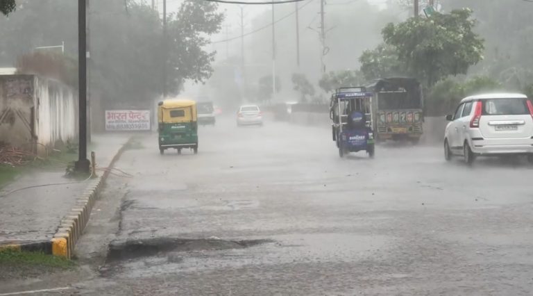 मौसम ने फिर ली करवट, इन जिलों में बारिश को लेकर रेड अलर्ट जारी