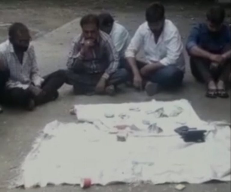 शासकीय कर्मचारी जुआ खेलते हुए पकड़े, जनपद पंचायत के 9 कर्मचारी गिरफ़्तार