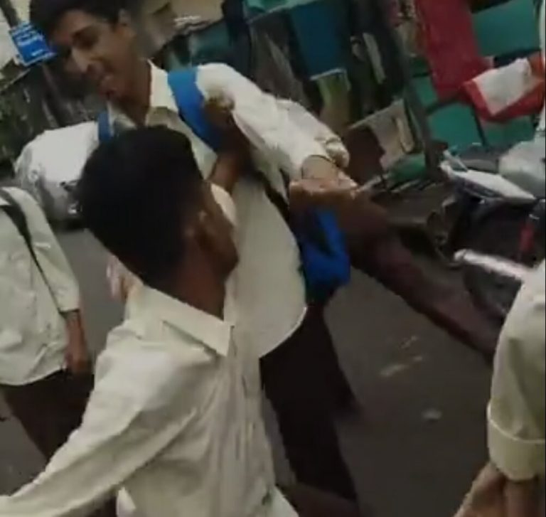 बीच सड़क पर 9वीं-11वीं के छात्रों ने एक-दूसरे को जमकर पीटा