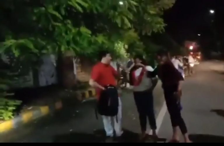 बीच सड़क पर युवती ने ई-रिक्शा चालक के साथ की मारपीट
