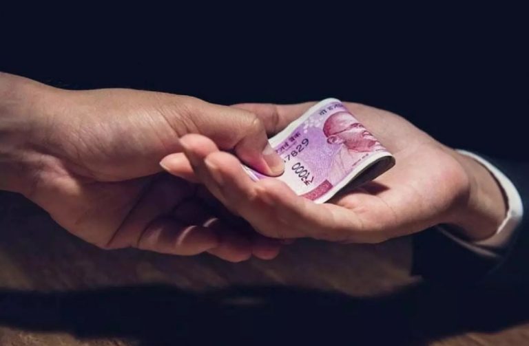 लोकायुक्त पुलिस ने 20 हजार की रिश्वत लेते भू-अर्जन के लिपिक को किया गिरफ्तार