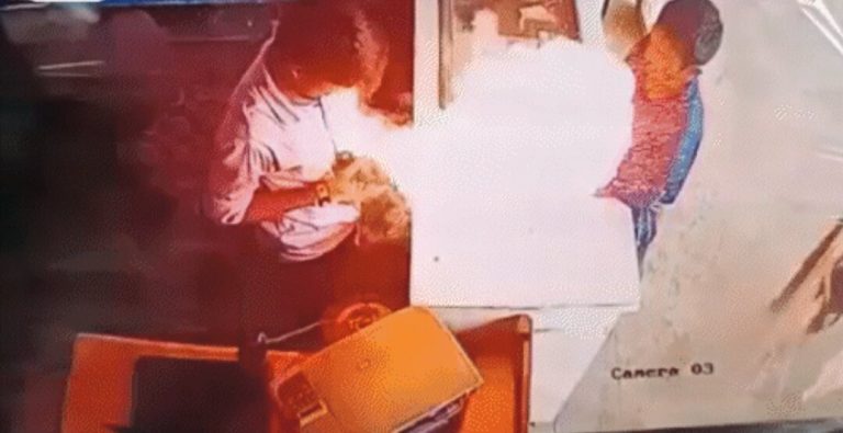 दुकान पर रिपेयरिंग होने आया मोबाइल बम की तरह फटा 