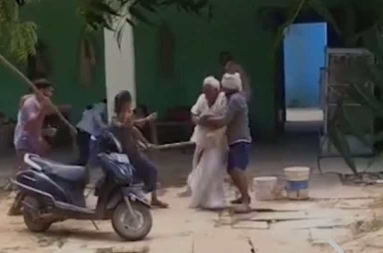 मुरैना में 65 साल के बुजुर्ग को लाठियों से जमकर पीटा