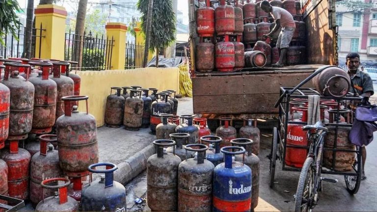 इतने रुपए सस्ता हुआ कमर्शियल सिलेंडर, इन राज्यों में ये है सिलेंडर के दाम 