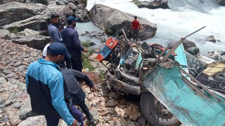 जवानों से भरी बस खाई में गिरी, छह सैनिक शहीद