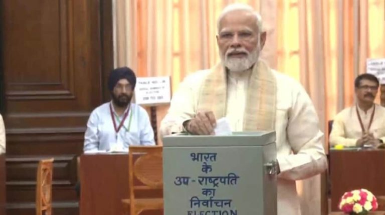 उपराष्ट्रपति चुनाव के लिए मतदान जारी, PM मोदी ने डाला वोट