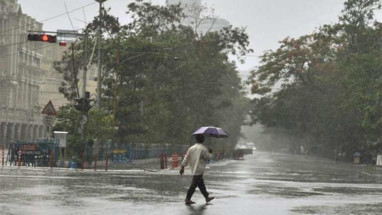 मौसम ने फिर ली करवट, इन राज्यों में भारी बारिश का रेड अलर्ट