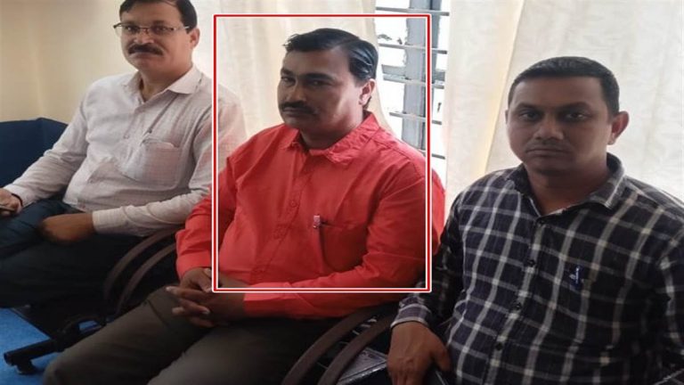 लोकायुक्त टीम ने जनपद पंचायत कार्यालय में सब इंजीनियर रिश्वत लेते पकड़ा