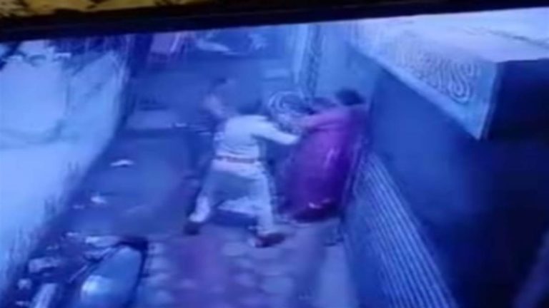 एसआई ने सरेआम महिला के साथ की मारपीट, घटना CCTV में कैद
