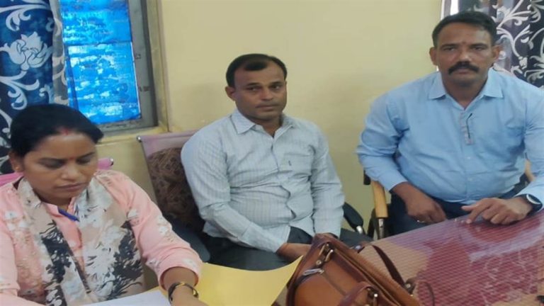 लोकायुक्त टीम ने अस्पताल के सिविल सर्जन कार्यालय में बाबू को रंगे हाथों रिश्वत लेते पकड़ा