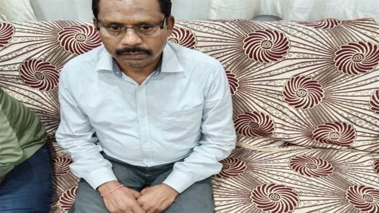 लोकायुक्त टीम ने लोक निर्माण विभाग के कार्यपालन यंत्री को रिश्वत लेते किया गिरफ्तार