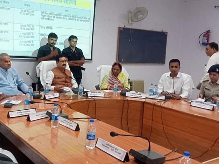 गृह मंत्री नरोत्तम मिश्रा में कार्य में लापरवाही बरतने वालों को दी चेतावनी