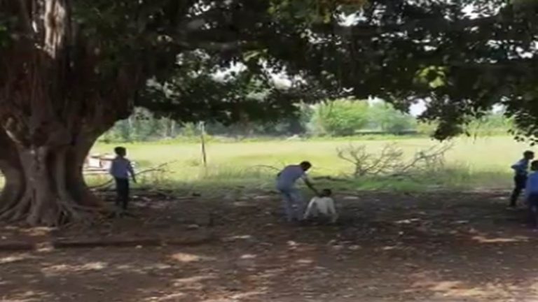 स्कूल के मैदान में शिक्षक ने आठवीं की छात्रा को बेरहमी से पीटा