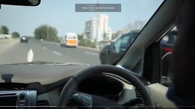 एंबुलेंस को रास्ता देने के लिए प्रधानमंत्री ने रोका अपना काफिला