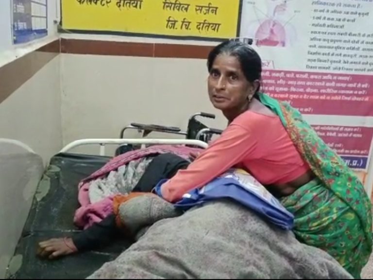 भाभी ने मकान की चाबी देने से किया मना, तो देवर ने लाठी-डंडों से भाभी को पीटा