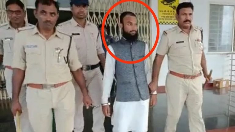 युवकों बच्ची के साथ अश्लील हरकत करते पुलिस ने पकड़ाया