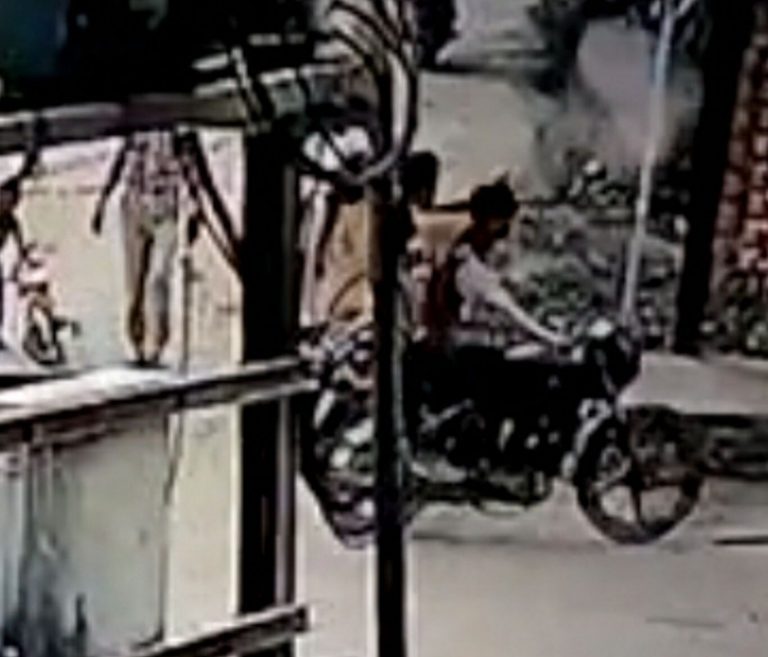 घर के बाहर खड़ी महिला पर दो बाइक सवार बदमाशों ने की फायरिंग