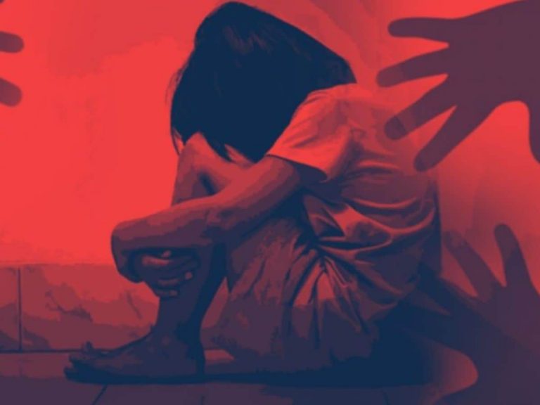 नाबालिग से चाकू की नोक पर किया रेप, 3 छात्रों पर मामला दर्ज