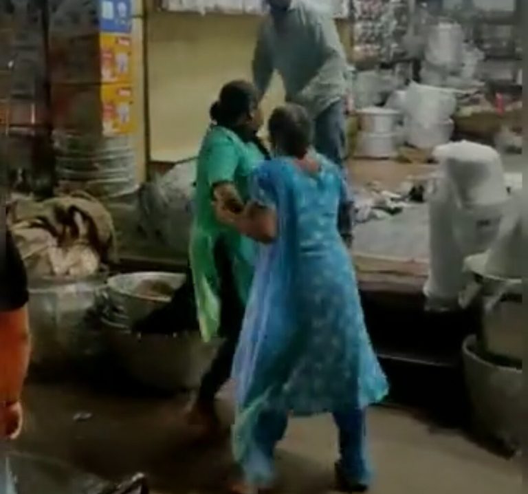 बर्तन की दुकान पर महिलाओं ने एक दूसरे के बाल खींचकर एक दूसरे की मारपीट