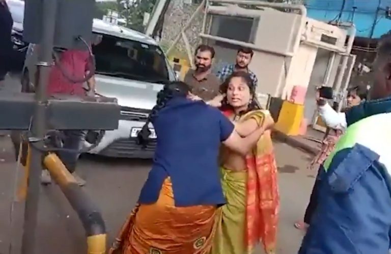 बीच सड़क पर दो औरतों आपस में भिड़ी, एक दूसरे को जमकर मारे थप्पड़