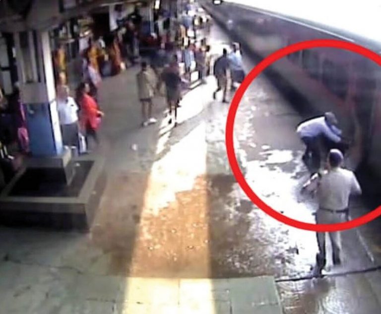 RPF कांस्टेबल ने ट्रेन में लटके यात्री की ऐसे बचाई जान