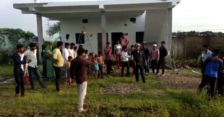 मकान में घुसा 6 फुट लंबा कोबरा, रेस्क्यू कर निकाला ऐसे
